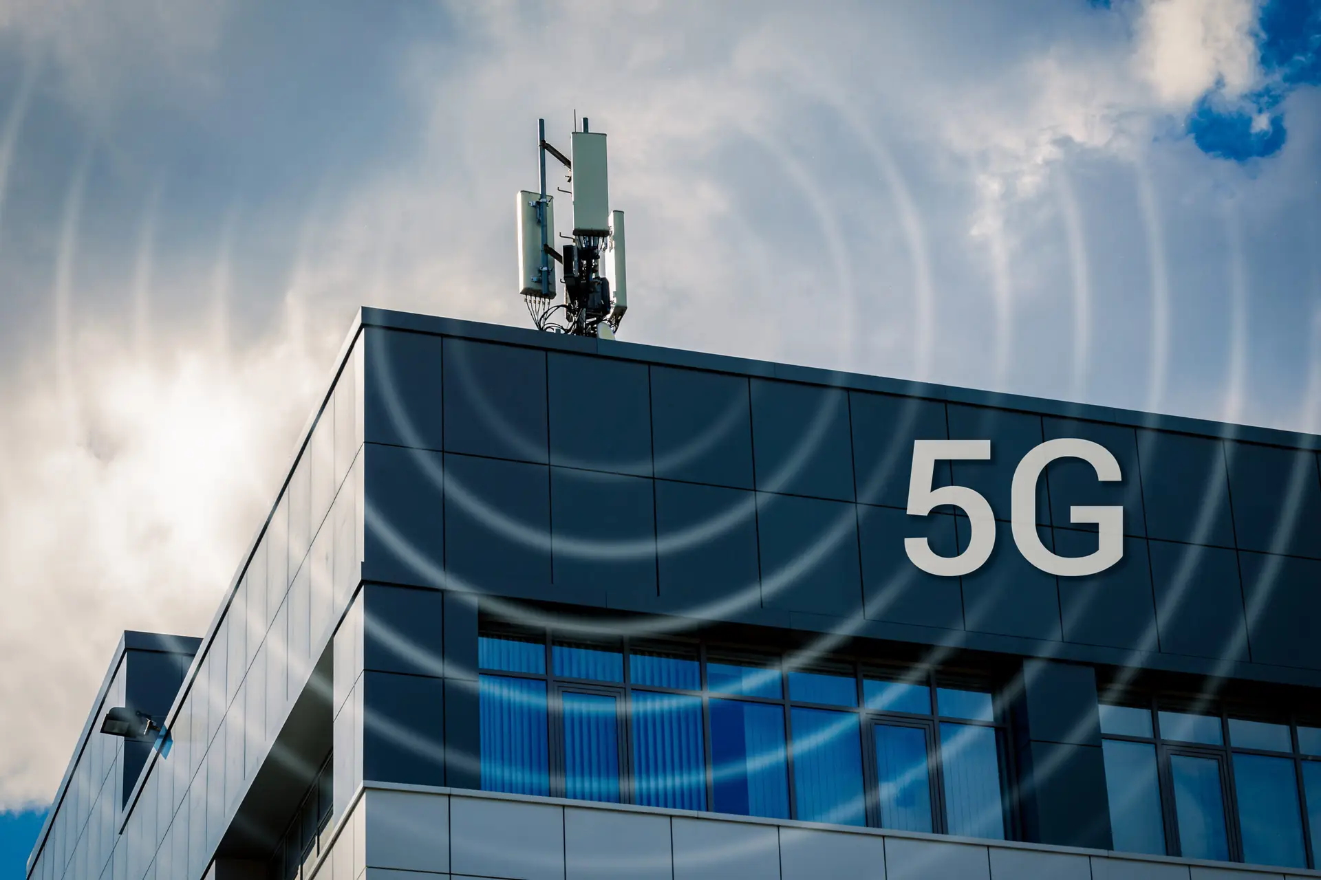 Active 5G cellular site