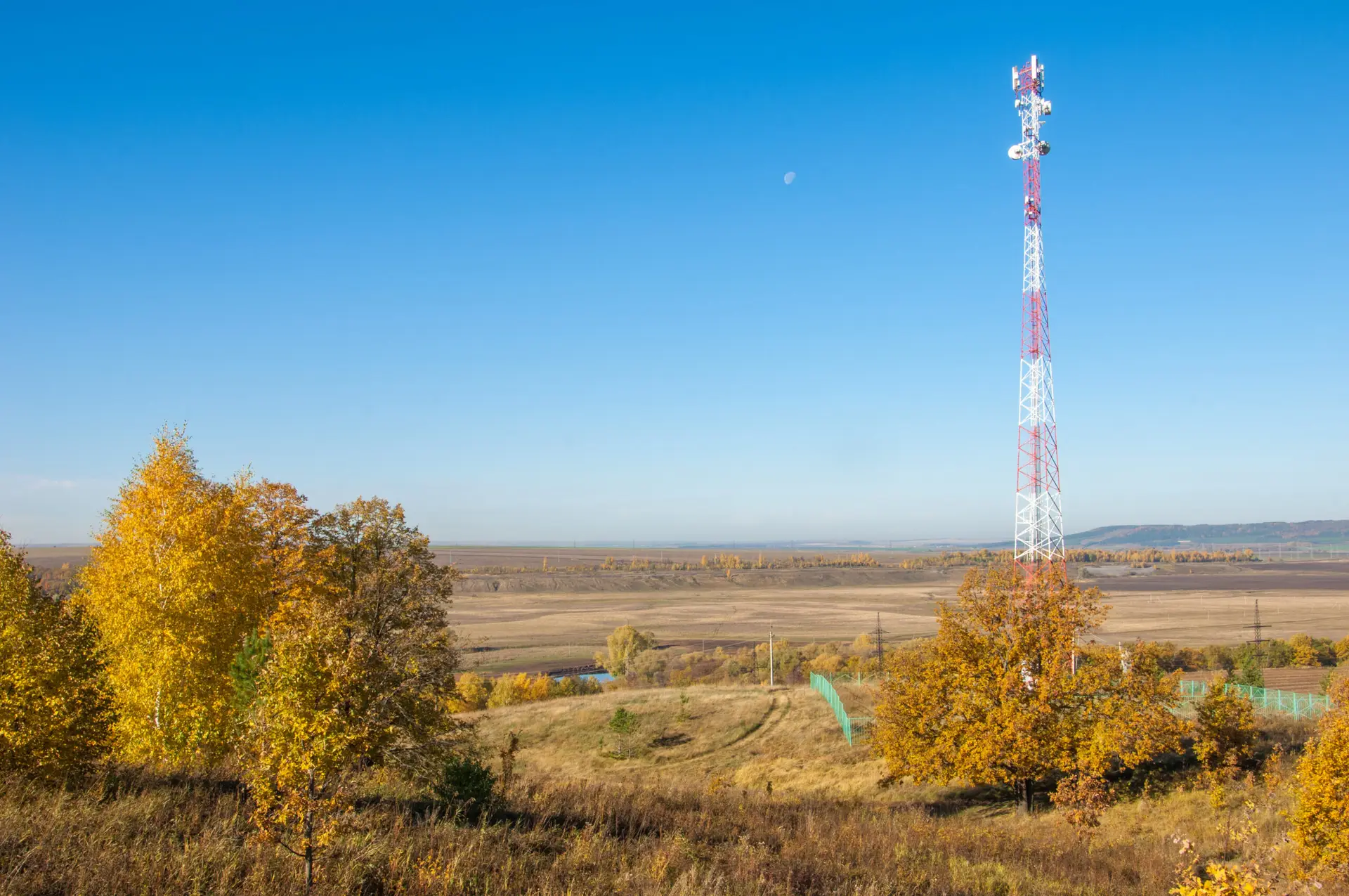5G cellular and microwave tower